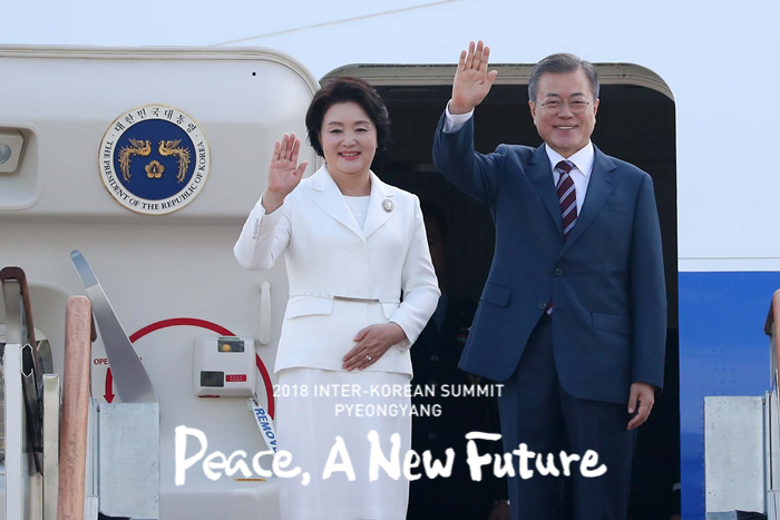 President Moon Jae-in and first lady Kim Jung-sook greet the crowd before they board the plane to Pyeongyang at Seoul Airport on Sept. 18. (Pyeongyang Press Corps)